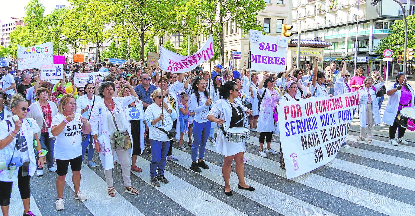 Ayuda a domicilio cumple un mes de lucha: «El dinero va a las empresas, no a nosotras»