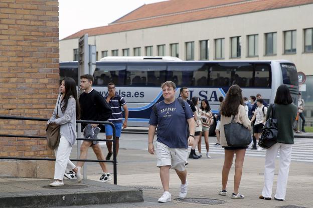 El autobús universitario genera opiniones enfrentadas entre Pravia y Soto del Barco