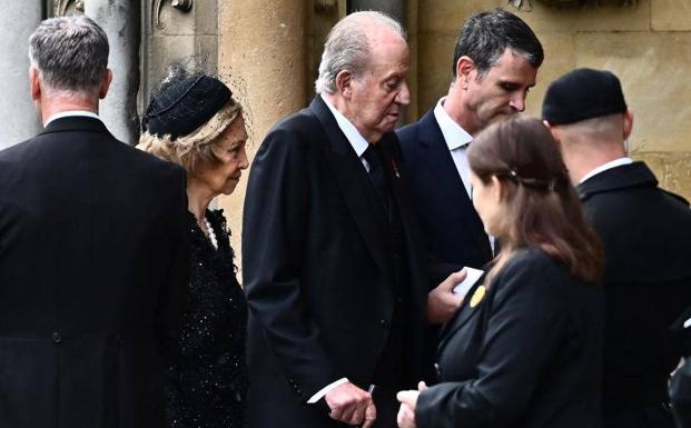 Felipe VI evita la foto junto a su padre en el primer acto en el que coinciden en dos años