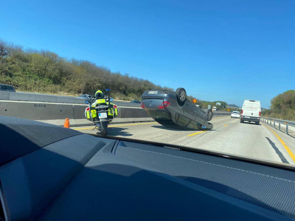 Un accidente provoca largas retenciones en la 'Y' durante más de dos horas