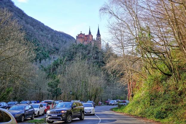 «Covadonga no puede ser el aparcamiento de los Lagos», reivindica el alcalde de Cangas