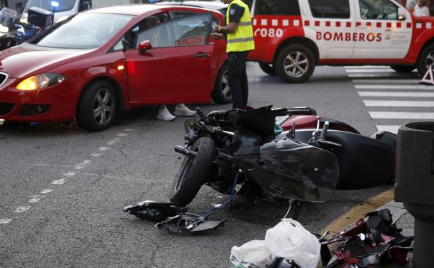 Herido un motorista de 74 años tras colisionar contra un coche en Gijón