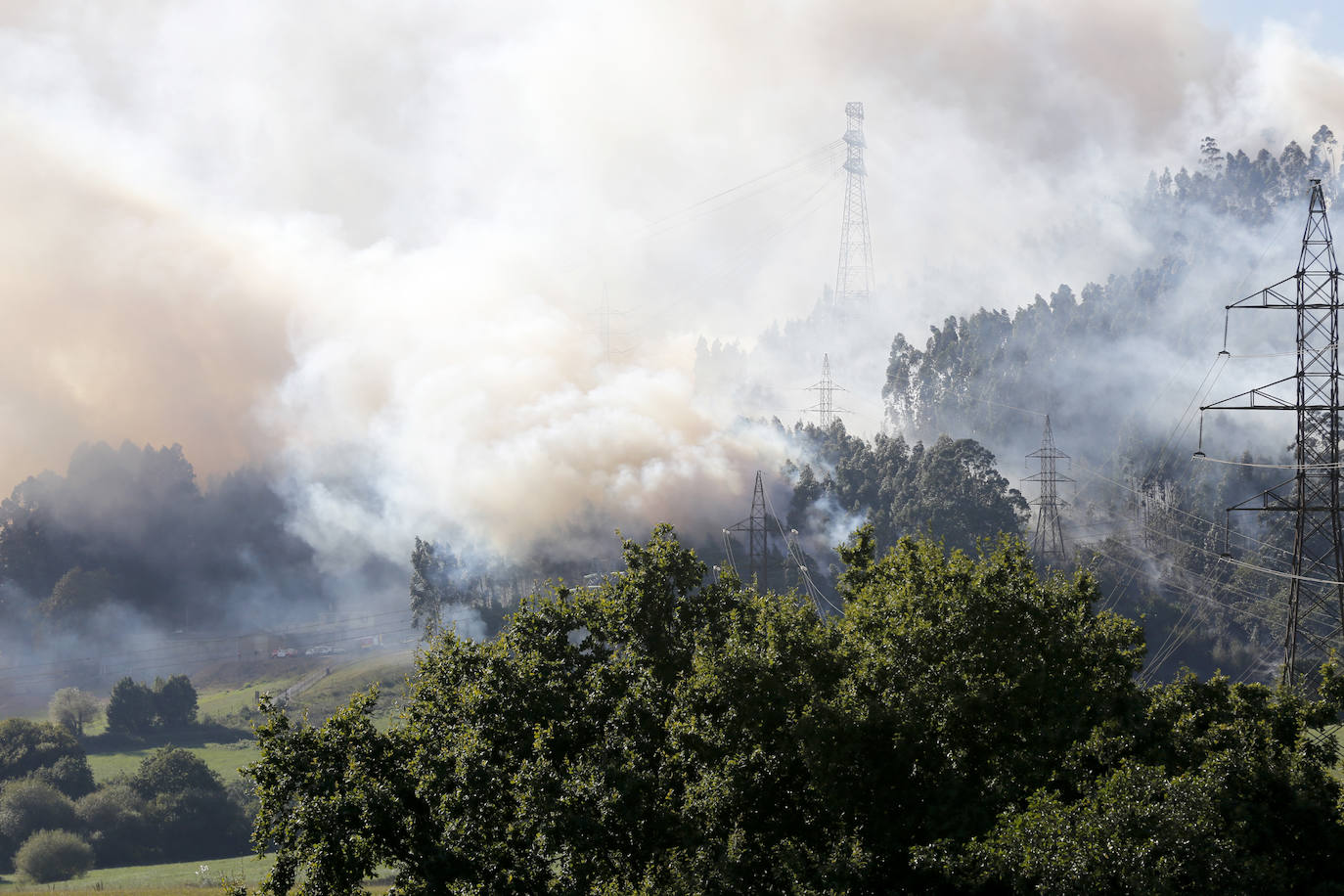 Nuevo incendio en el Monte Areo próximo a varias viviendas