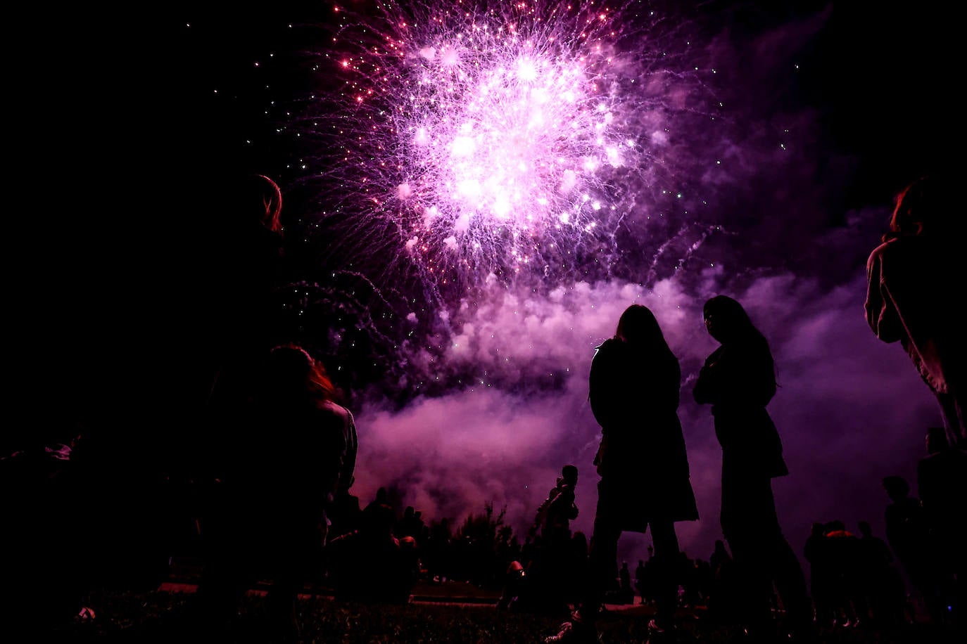 Fuegos para una multitud en San Mateo