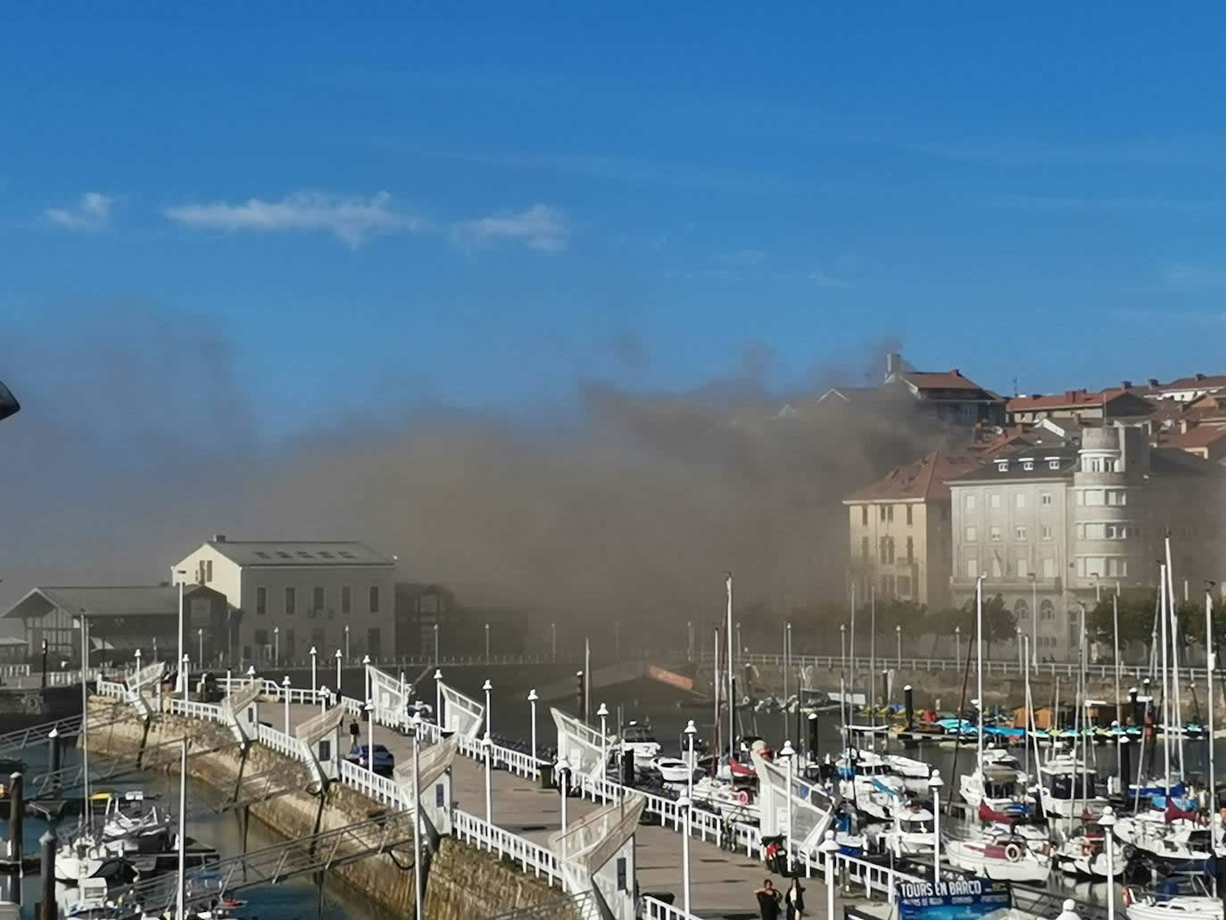 Espectacular incendio en Cimadevilla