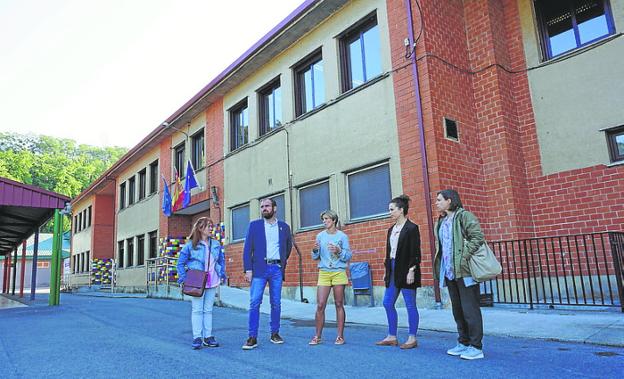 El patio del colegio de Infiesto se convertirá en una «zona de esparcimiento» por las tardes