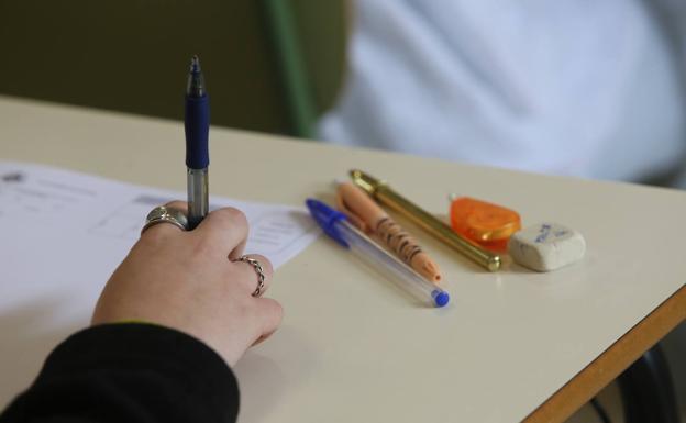 Un alumno golpea a un compañero por desconcentrarle en un examen