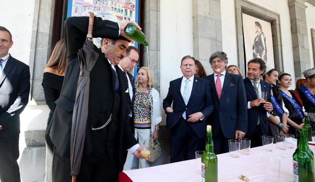 El alcalde destaca el «éxito rotundo» de San Mateo, «con un río de gente por todos los lados»