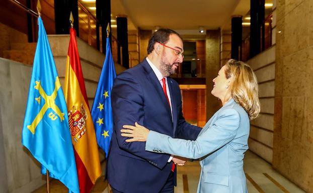 Calviño ve El Musel como centro logístico «clave» para el suministro de gas