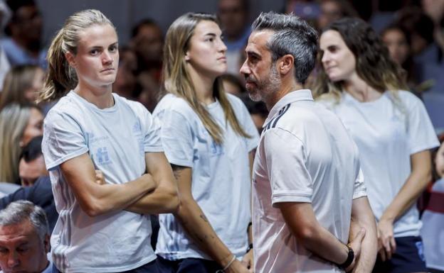 Jorge Vilda con sus jugadoras, en la última concentración de la selección española femenina. 
