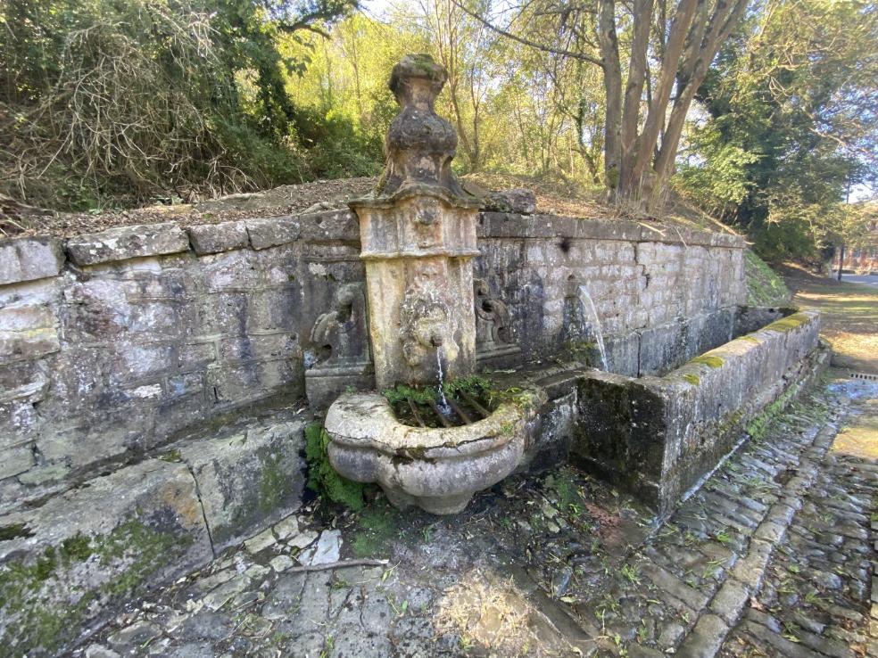 De la Fuente de los Llocos al puente que el Nalón dejó en tierra