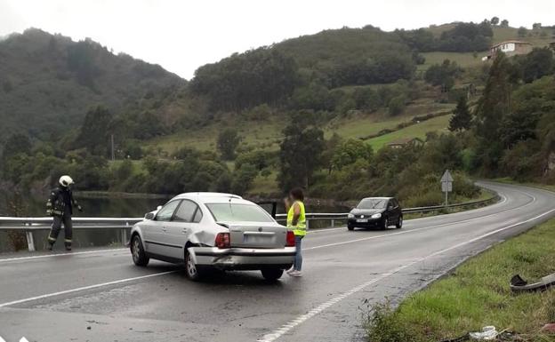 Un vehículo se sale en una curva peligrosa de la AS-15 en Bebares, Tineo