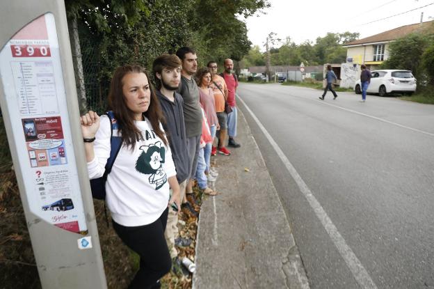 «Arriesgamos nuestra vida caminando por el arcén»