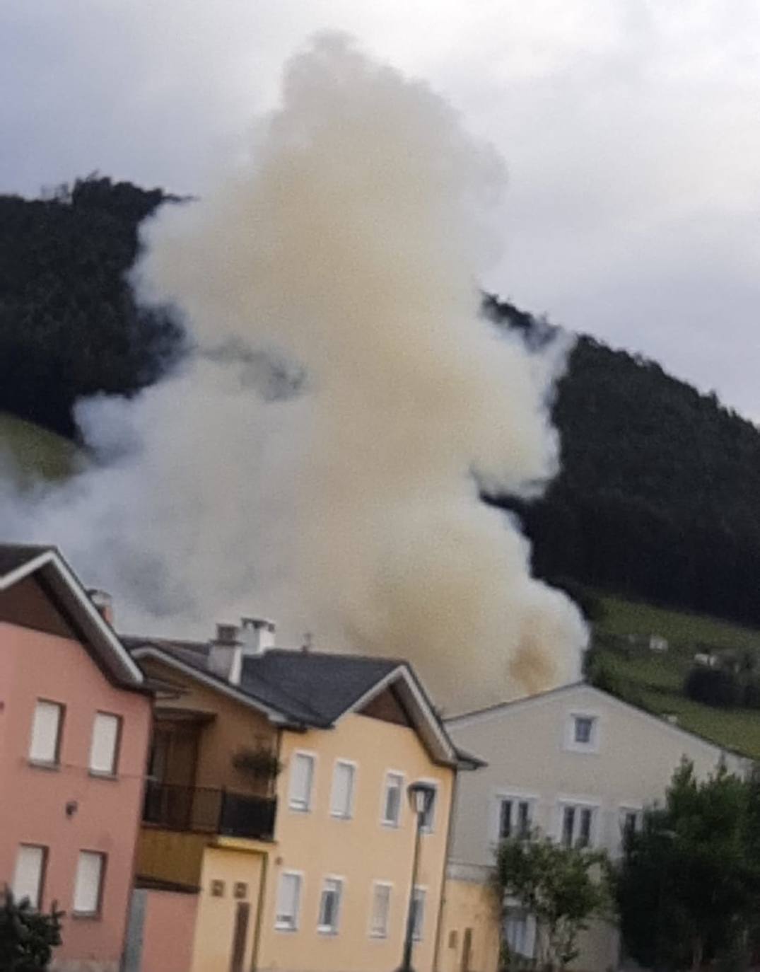 «Tensión» en Vegadeo al incendiarse un supermercado