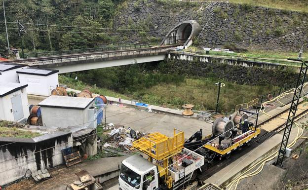 Nueve trabajadores heridos en un accidente en la obra de la variante de Pajares