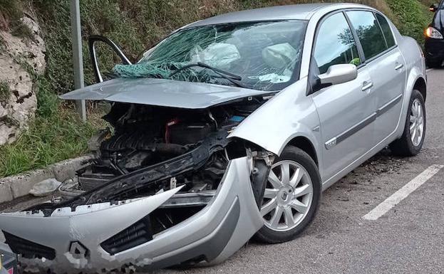 Dos heridos al salirse de la vía el coche en el que viajaban en Amieva