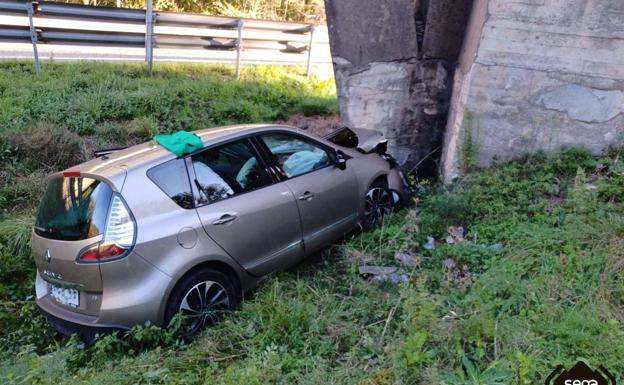 Dos personas heridas al salirse su coche de la carretera en Lena