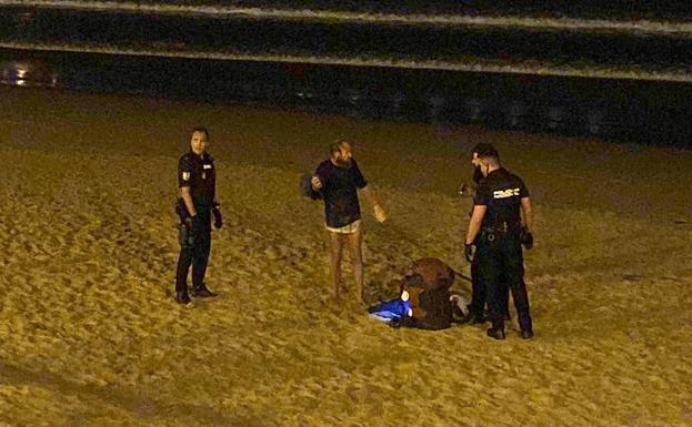 La Policía Nacional evita la muerte de un hombre francés en la playa