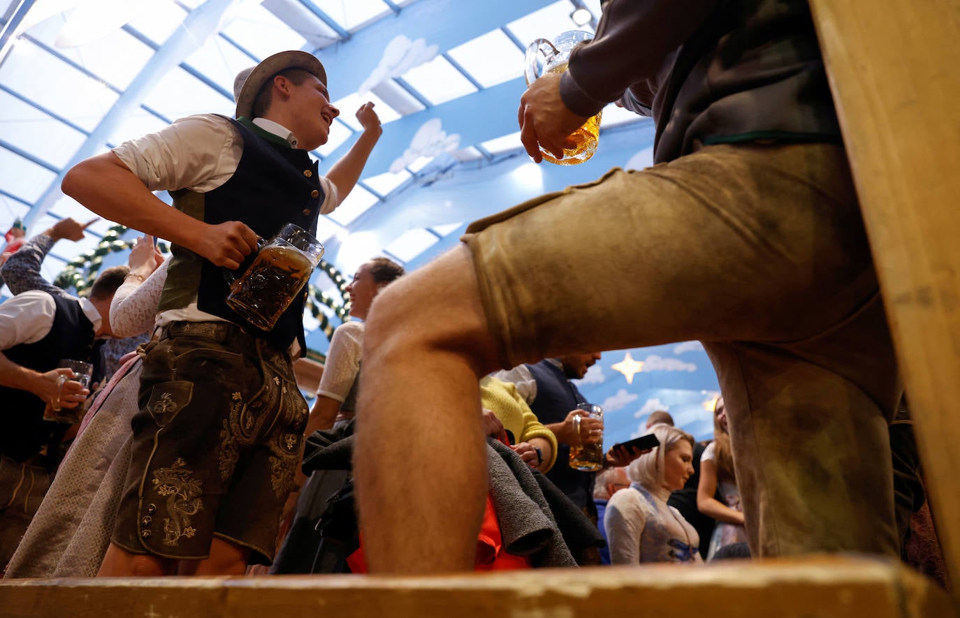 Múnich celebra el Oktoberfest con litros de cerveza