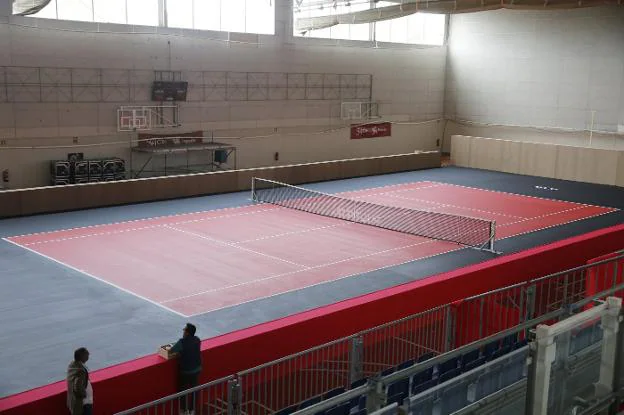 The auxiliary field of the Palacio de Deportes has already been converted into Court 1 of the Gijón Open and the capacity of the public has been doubled with a mobile grandstand. / LUIS MANSO