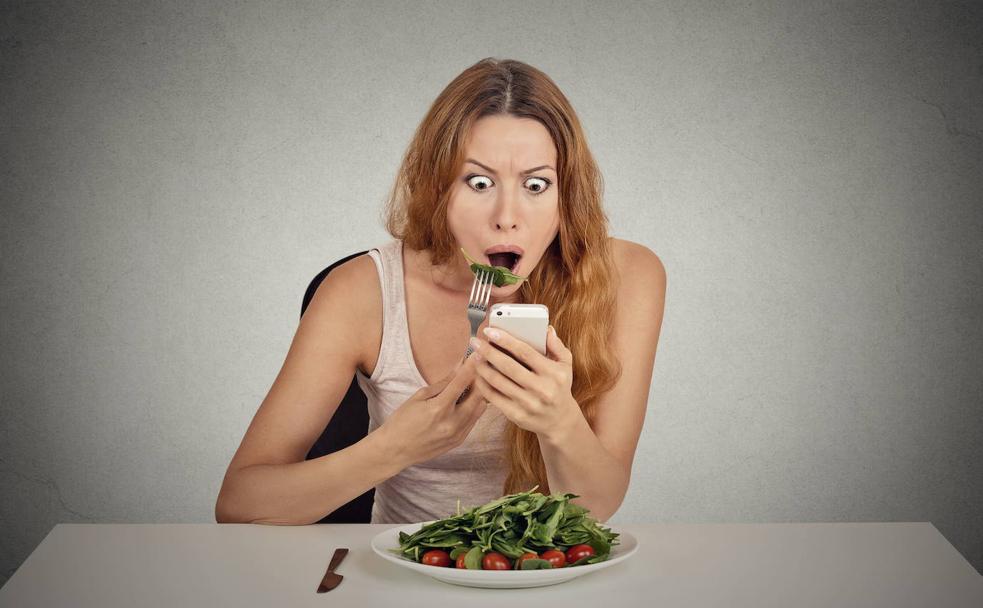 ¿Comes mirando al móvil? Cinco motivos por los que no debes hacerlo