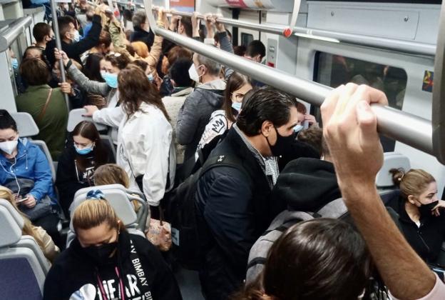 La otra cara de los abonos gratuitos: «En las horas punta vamos como sardinas en lata»