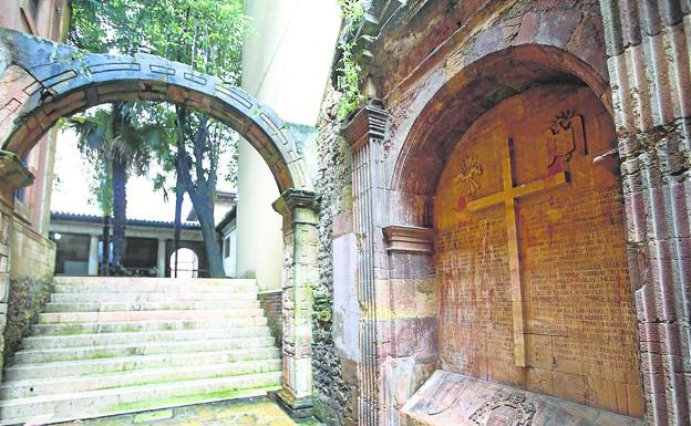 La Universidad retira honores y símbolos franquistas de sus edificios