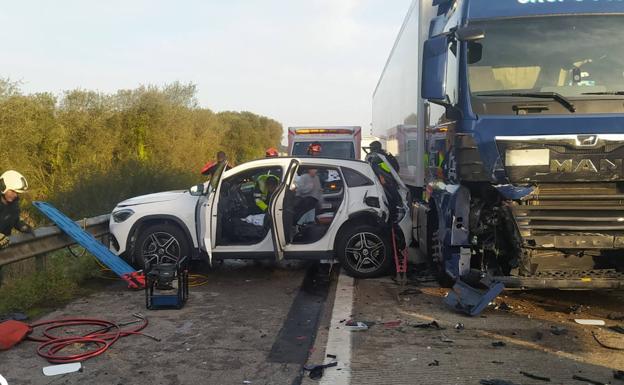Accidente en la 'Y': dos heridos tras una colisión entre un coche y un camión