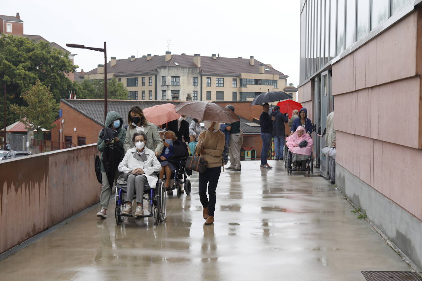 Caos en la primera jornada de vacunación contra la covid y la gripe en Gijón