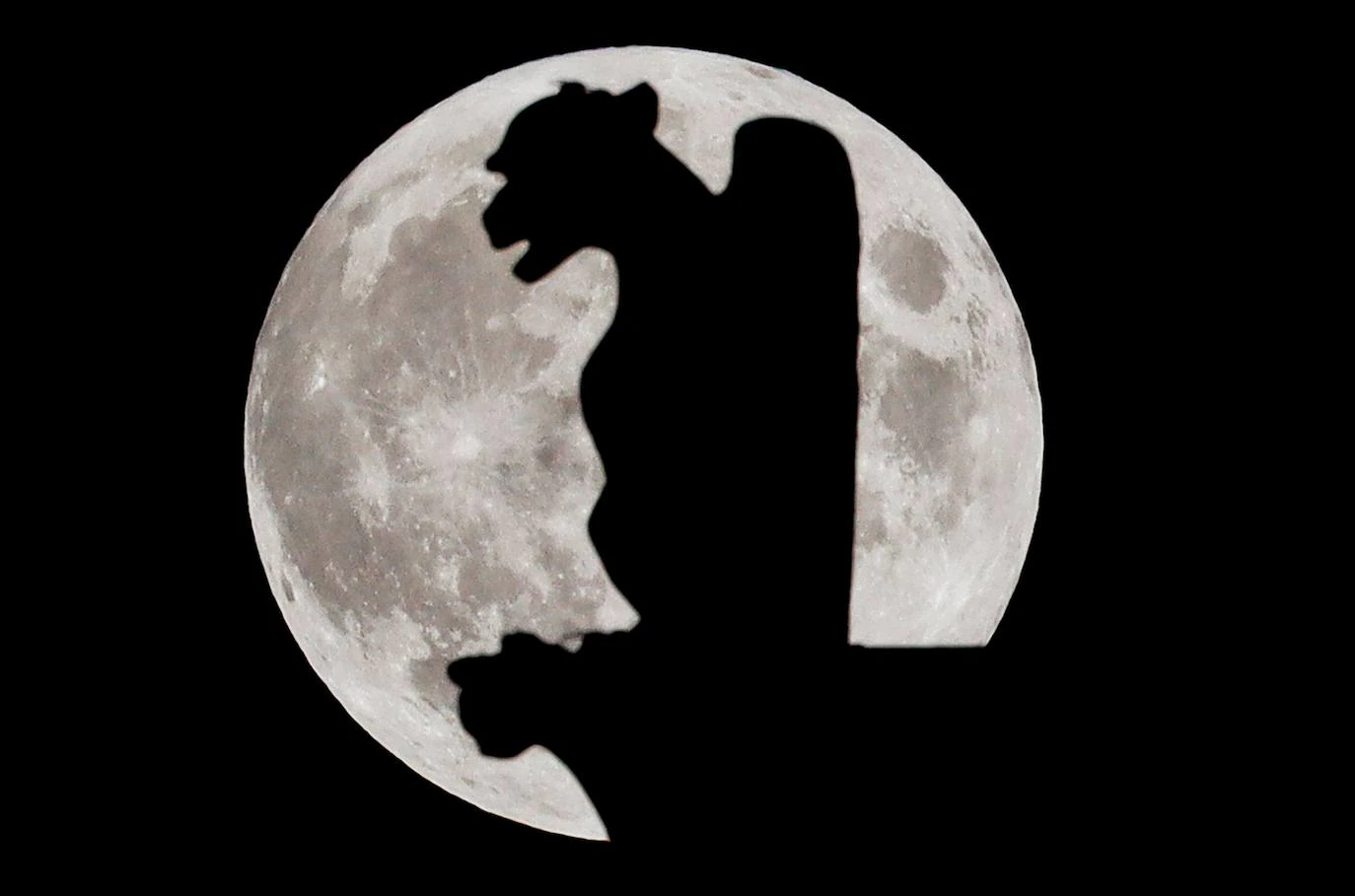 La 'luna del cazador' alumbra el cielo nocturno