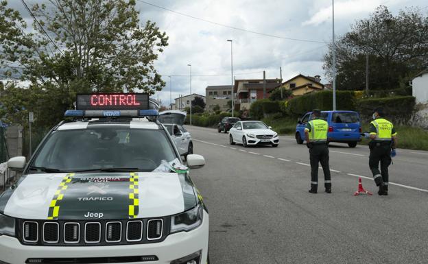 La multa de la DGT de hasta 500 euros por ayudar a otros conductores