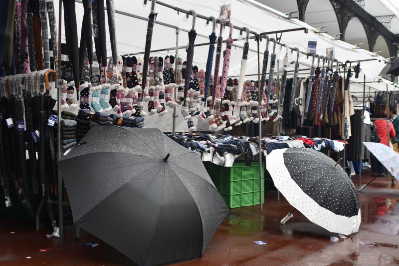 El mercado regresa a la plaza entre charcos