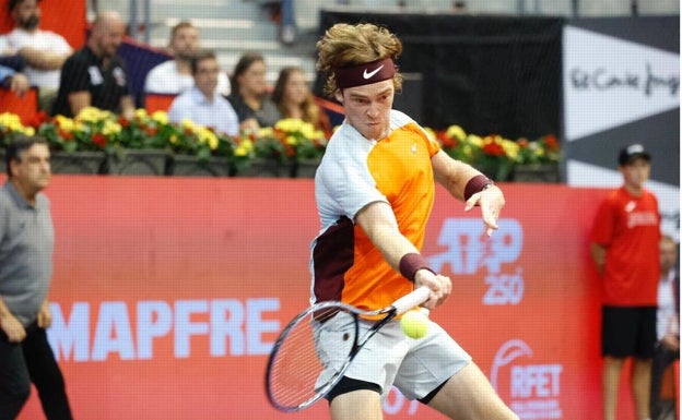 Rublev reacciona a tiempo