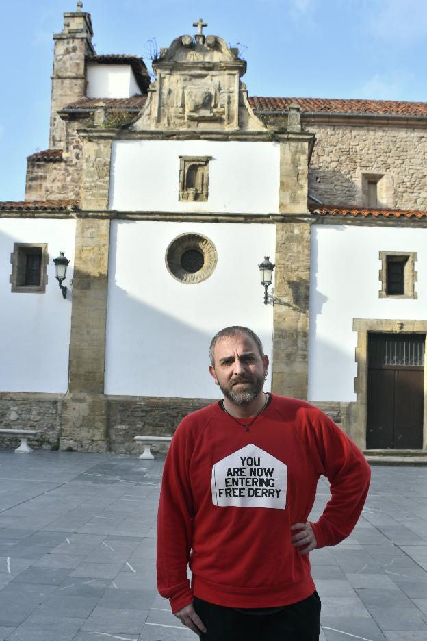 «Lo kitsch ayudó a mantener el ser asturianu»