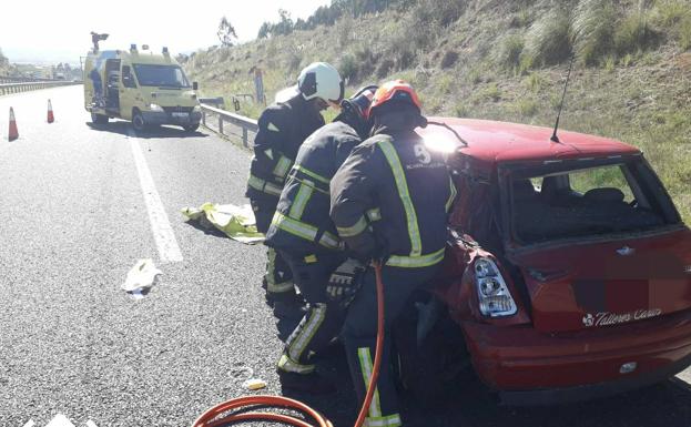 Herido el conductor de un turismo tras chocar con un camión en la AS-II