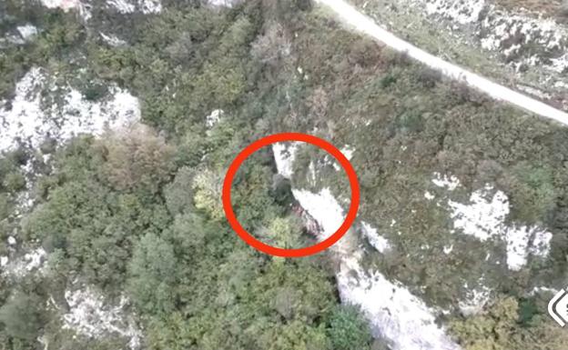 Rescatado en Nava un escalador al que le cayó una piedra en una pierna