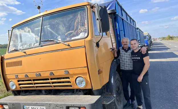 Mikhail y Andrii posan junto a su Kamaz de fabricación rusa, un 'tanque' que nunca les ha fallado en las carreteras de media Europa. 