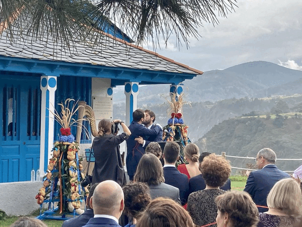 Sergio G. Sánchez sella su amor en La Regalina en una boda asturianísima