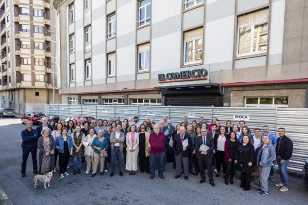El COMERCIO se reúne ante su antiguo edificio antes de iniciar las obras de su nueva sede