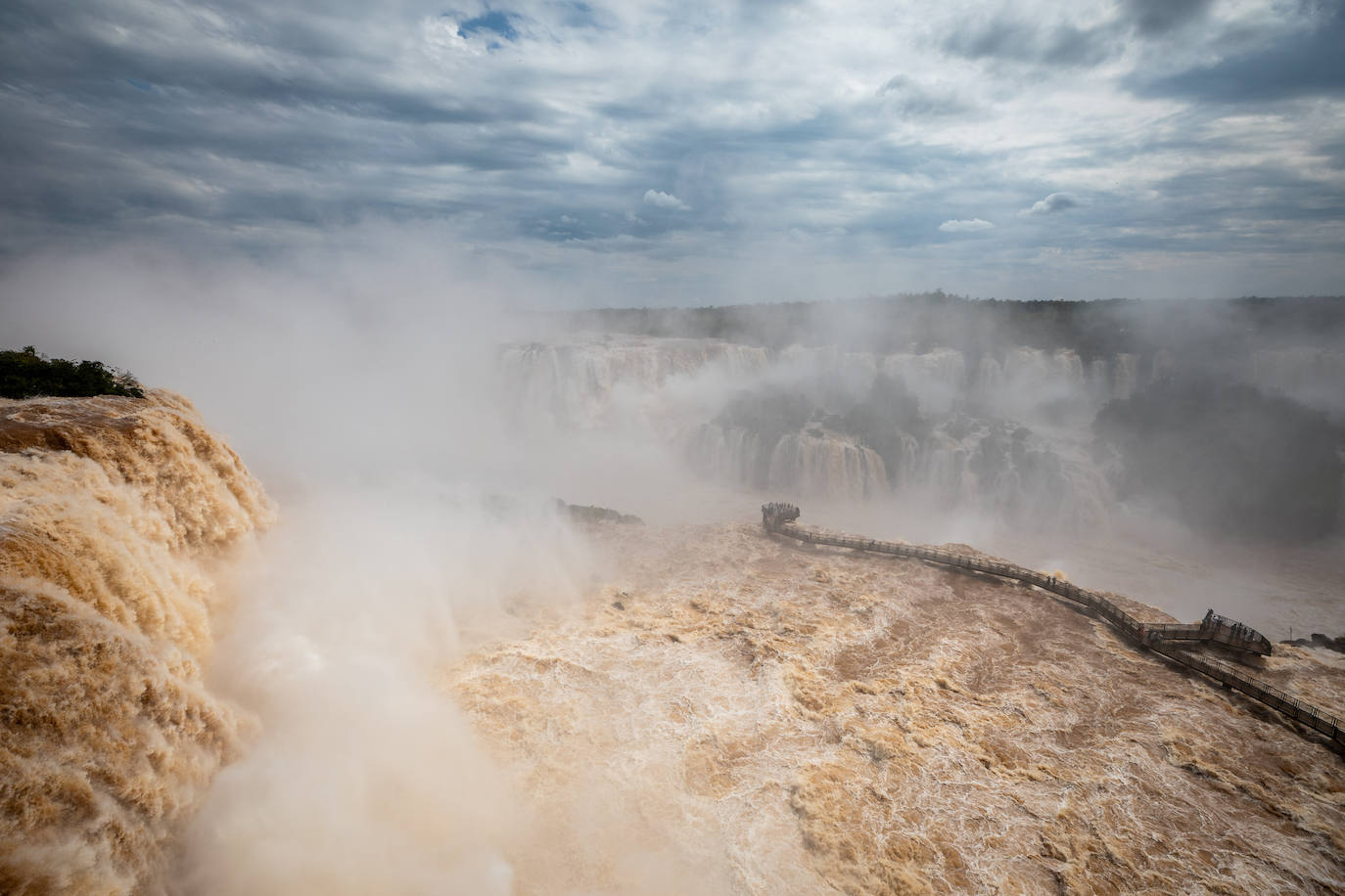 El agua de las cataratas de Iguazú multiplica su caudal por diez