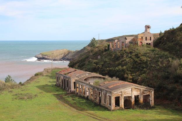 Cultura se compromete a ejecutar obras de consolidación en la mina de Llumeres