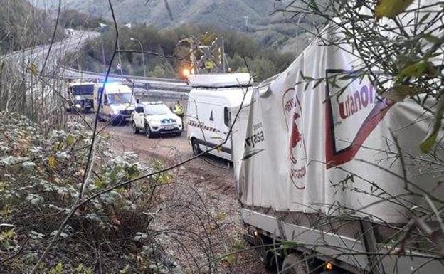 Herido un camionero tras salirse en el Huerna y chocar contra un talud