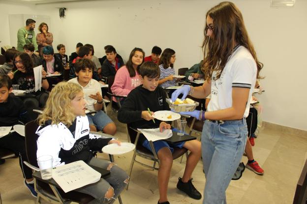 Aroma a gominolas o rosas para formar a pequeños catadores de manzana y mosto
