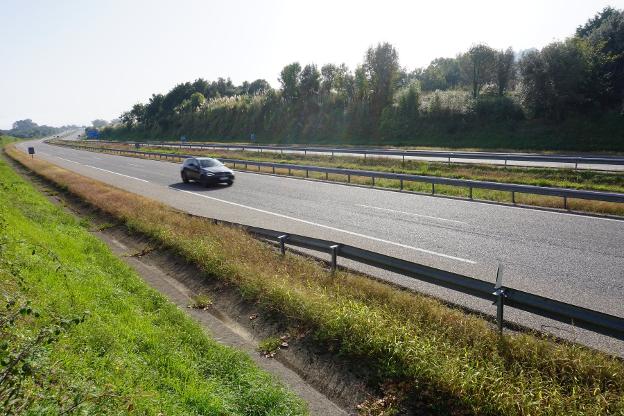 Herida grave al precipitarse de un camión en marcha en la A-8 a su paso por Llanes