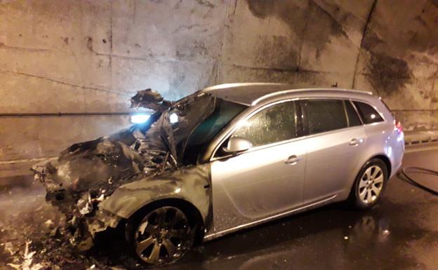 Sofocan el incendio de un coche en el interior del túnel de Cadaval en la AS-17 en Riaño