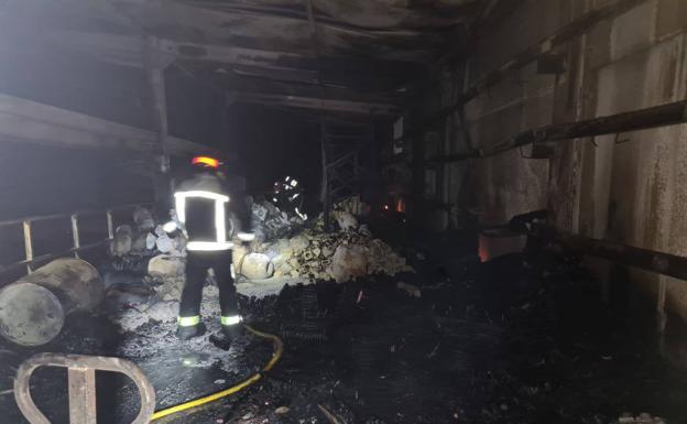 Un incendio arrasa una nave industrial en el polígono de los Campones, en Gijón