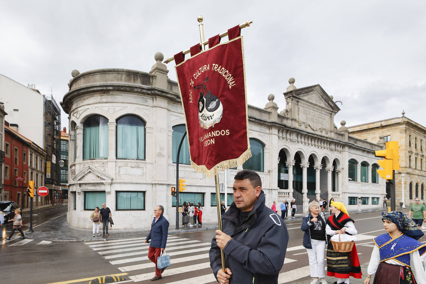 Los pendones leoneses desembarcan un año más en Gijón