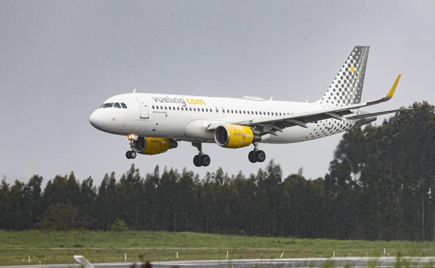 La borrasca 'Béatrice' obliga a desviar dos vuelos con destino Asturias y a suspender la circulación en tren