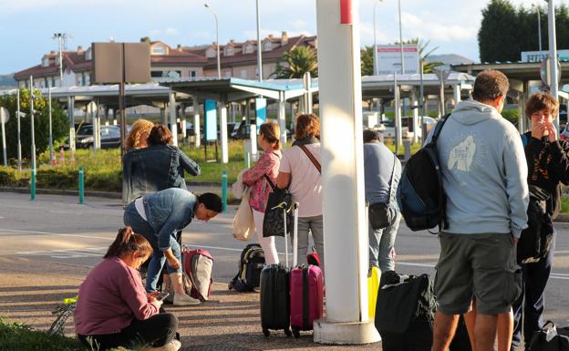 'Béatrice' impide el aterrizaje de dos aviones en Asturias y suspende la circulación en tren