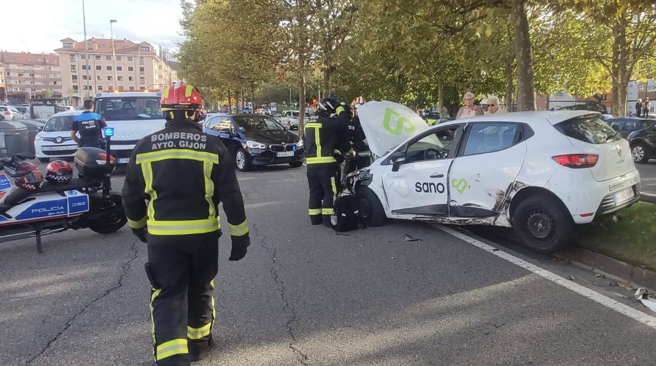 Un camión arrastra un coche varios metros en la avenida Príncipe de Asturias, en Gijón